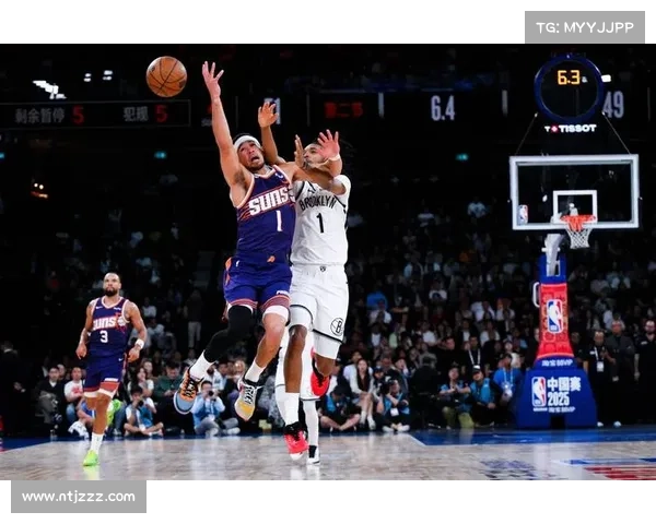 德文·布克在赛场上积极为年轻球员提供宝贵建议与指导